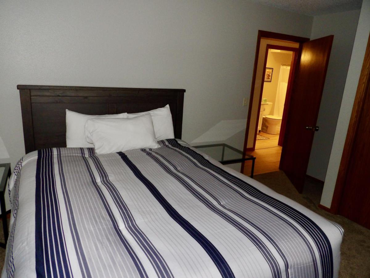 The Washburn Inn Bagian luar foto